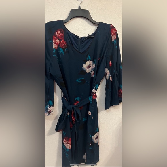 WHBM Bell-Sleeve Soft Floral-Print Shift Dress - Picture 12 of 16